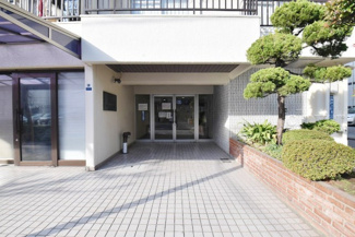 【エントランス】 | お客様を、そして住人を出迎えてくれるマンションのエントランス。ゴミが落ちていないことからも、管理状態の良さや住民の節度の高さが見て取れます。～即日のご見学可能～　お問合せはお気軽にどうぞ。