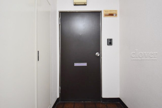 【その他共用部分】 | 皆様をお迎えする、お部屋の玄関ドア。開けやすさや開放角度、ドアノブの操作しやすさや鍵の形状などを、現地で一度ご確認ください。～即日のご見学可能～　お問合せはお気軽にどうぞ。