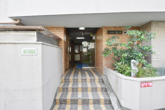 【エントランス】 | お客様を、そして住人を出迎えてくれるマンションのエントランス。ゴミが落ちていないことからも、管理状態の良さや住民の節度の高さが見て取れます。～即日のご見学可能～　お問合せはお気軽にどうぞ。