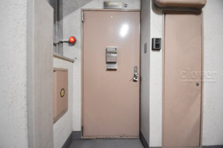 【その他共用部分】 | 皆様をお迎えする、お部屋の玄関ドア。開けやすさや開放角度、ドアノブの操作しやすさや鍵の形状などを、現地で一度ご確認ください。～即日のご見学可能～　お問合せはお気軽にどうぞ。