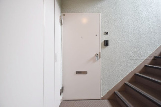 【その他共用部分】 | 皆様をお迎えする、お部屋の玄関ドア。開けやすさや開放角度、ドアノブの操作しやすさや鍵の形状などを、現地で一度ご確認ください。～即日のご見学可能～　お問合せはお気軽にどうぞ。
