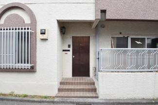 【エントランス】 | お客様を、そして住人を出迎えてくれるマンションのエントランス。ゴミが落ちていないことからも、管理状態の良さや住民の節度の高さが見て取れます。～即日のご見学可能～　お問合せはお気軽にどうぞ。