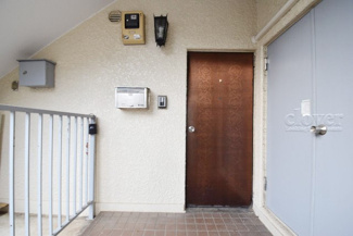【その他共用部分】 | 皆様をお迎えする、お部屋の玄関ドア。開けやすさや開放角度、ドアノブの操作しやすさや鍵の形状などを、現地で一度ご確認ください。～即日のご見学可能～　お問合せはお気軽にどうぞ。