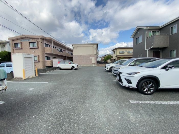ユニフレックス南高江の駐車場