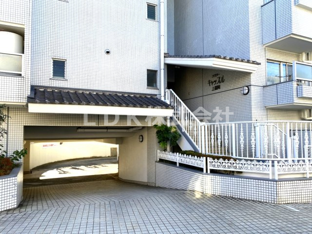 【外観】 | 専任/フラワーキャッスル上福岡 | 駐車場入口