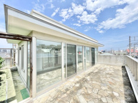 ＼住宅街を見下ろす開放的な大型バルコニー／共恵二丁目中古戸建の画像