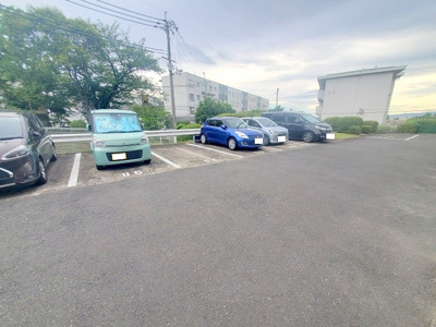 【駐車場】 | ■□香里三井団地A13棟□■ | 駐車場は空きあります♪　6,000円／月
