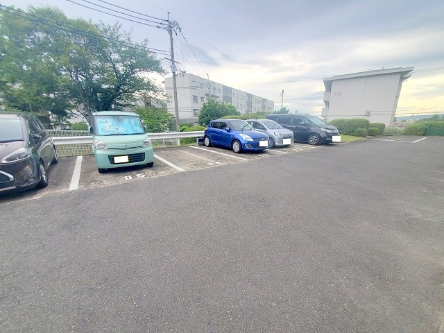 【駐車場】 | ■□香里三井団地A13棟□■ | 駐車場は空きあります♪　6,000円／月