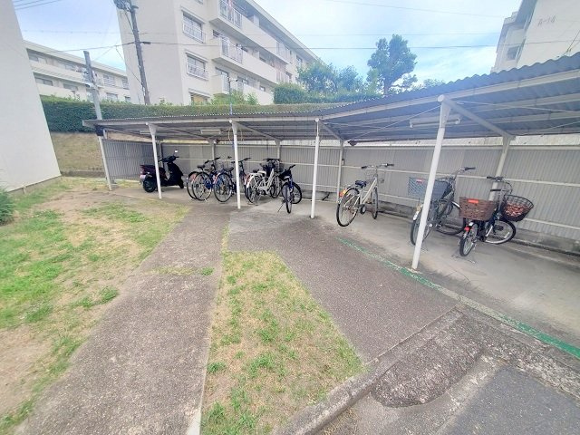 【駐輪場】 | ■□香里三井団地A13棟□■ | 駐輪場250円／月、バイク置き場500円／月