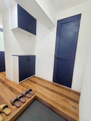 【玄関】 | ■□香里三井団地A13棟□■ | 青を基調とした解放感ある玄関スペースです♪