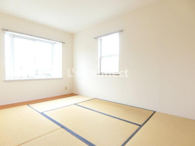 【その他】 | ひより台インプスＡ棟 | ６帖プラス板の間の和室。和室には２面に窓があります。