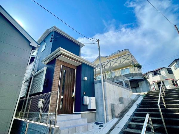 横浜市旭区今宿南町の新築一戸建の外観|周辺は落ち着いた街並み。
是非一度、現地へお越しください。
ご自宅まで送迎も可能です