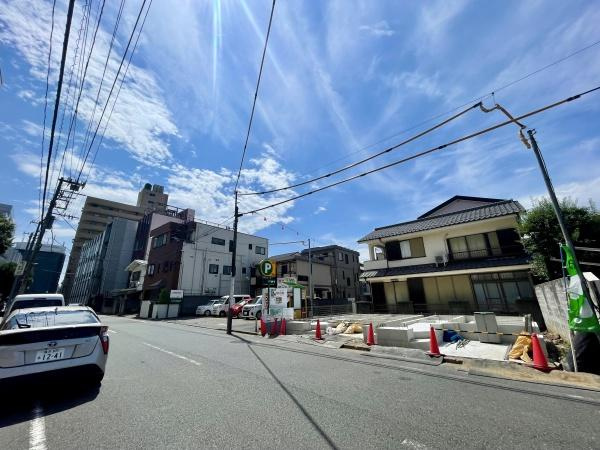横浜市保土ケ谷区岩井町の新築一戸建の前面道路含む現地写真|落ち着いた街並みになります。
是非一度、現地へお越しください。 
ご自宅までの送迎もいたします