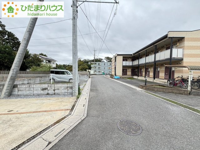上尾市平塚　中古一戸建ての前面道路含む現地写真
