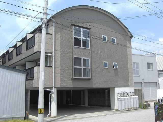 杉井流　一棟売マンションの外観|建物１階部分には屋内型の敷地内駐車場があります。