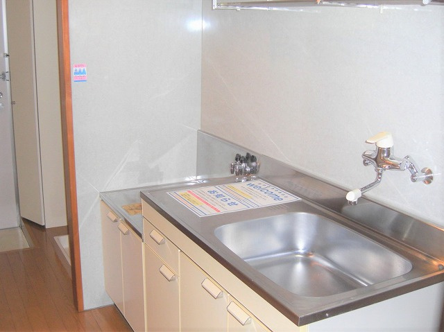 杉井流　一棟売マンションのキッチン|コンパクトキッチンを設置。作業スペースもあります。