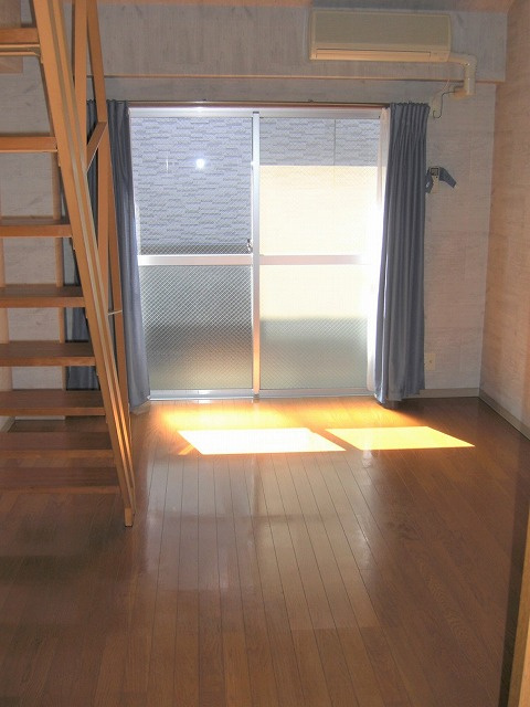 杉井流　一棟売マンションの洋室|南側に建物がありますが、室内に日差しが入ります。（３階住戸）