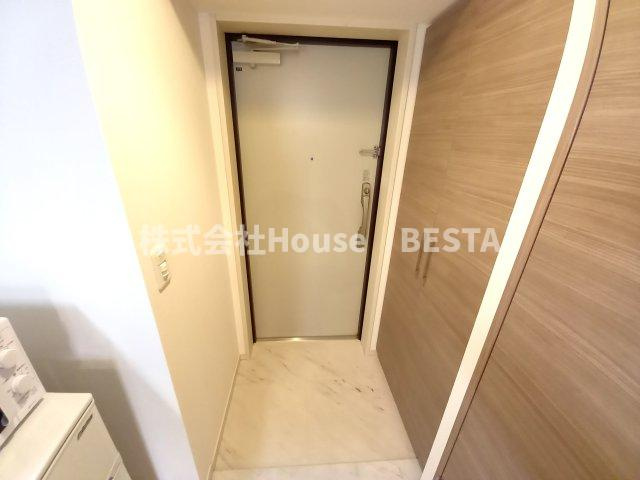 アドバンス三宮シュロスの玄関