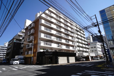 【外観】 | 【上質リノベ】コープ野村光町 | 【耐震性】
耐震性の高さを判断するポイントは、
建築確認申請日が1981年6月1日以降の
新耐震基準に適合しているかどうか。
震度６程度の大地震でも
建物が崩壊しないレベルが基準になりました。