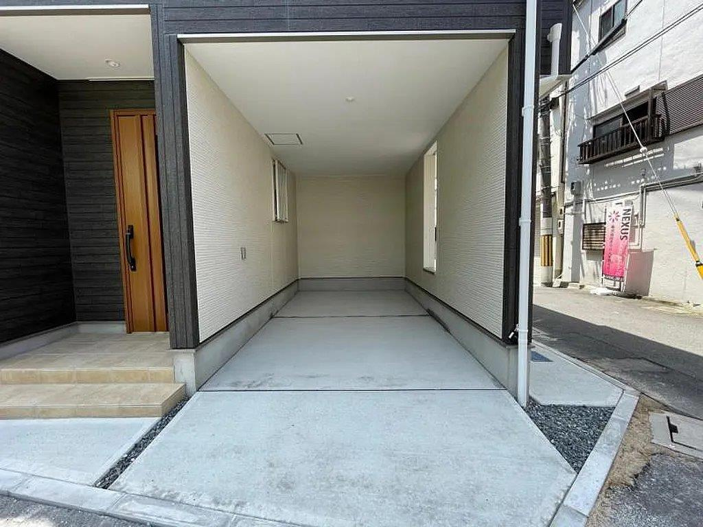 門真市沖町　未入居一戸建ての駐車場|ビルトインガレージ
■物件内覧・資金計画相談・住宅ローン相談、リフォーム相談、お問合せ受付中■
※当日・翌日のご内覧、ご相談はお電話でのお問合せがスムーズです！
