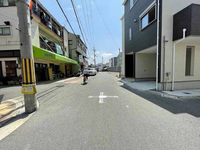 門真市沖町　未入居一戸建ての前面道路含む現地写真|前面道路含む現地写真　幅員7ｍ/4ｍ
■物件内覧・資金計画相談・住宅ローン相談、リフォーム相談、お問合せ受付中■
※当日・翌日のご内覧、ご相談はお電話でのお問合せがスムーズです！