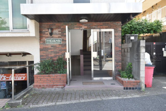 【エントランス】 | マンションの正面エントランス。出入りする人間を癒してくれるマンション入り口であり、その建物の「顔」でもあります。～即日のご見学可能～　お問合せはお気軽にどうぞ。