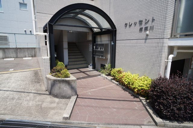 クレッセント逆瀬川のエントランス