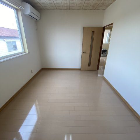 ハイツひとみの洋室|明るい洋室です