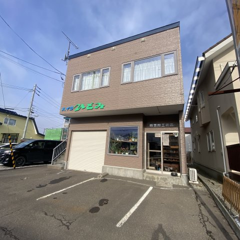 ハイツひとみの駐車場|駐車場があるので、車を買う予定の方も安心です