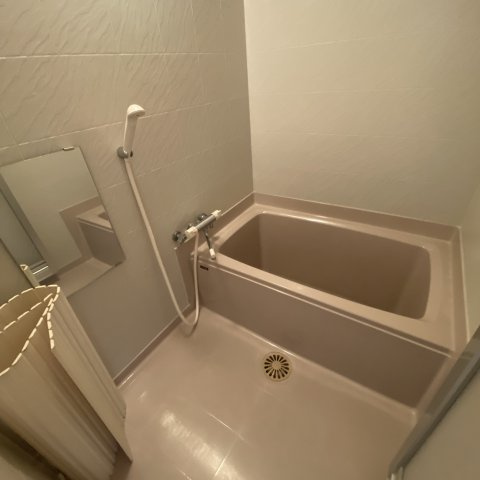 ハイツひとみの浴室|ゆったり過ごせるお風呂です