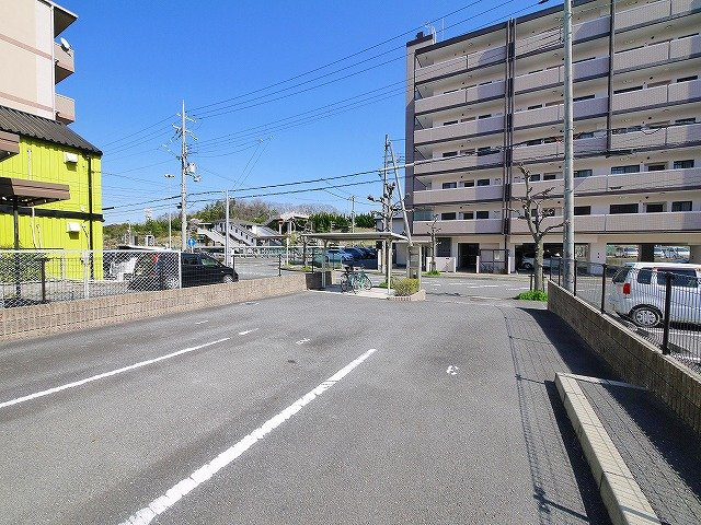 レオパレスコスモの駐車場