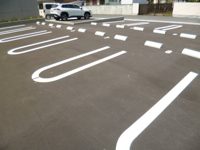 ラフィーネ・ヴィシンの駐車場