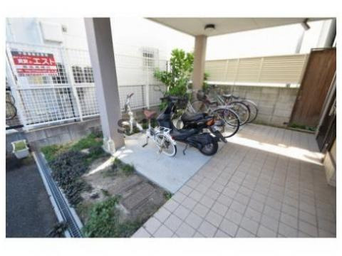 エヴォリュエの駐車場