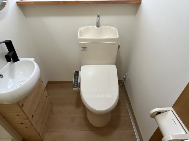 西八代戸建のトイレ