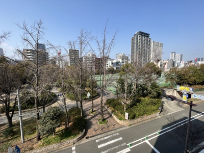 【展望】 | リノチェロンテ靭公園 | バルコニーの目の前には緑広がる靱公園！