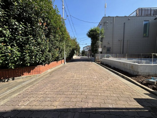 【前面道路含む現地写真】 | 北西約4.0ｍの道路：インターロッキング道路で交通量は少なく小さなお子様にも安心の道路です。