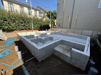 【外観】 | 2024年10月撮影の現地：永住に相応しい閑静な住宅街♪ ウッドデッキを搭載した2階建て住宅です。モデルルームものご案内も致しますのでお気軽にお問合せ下さい。