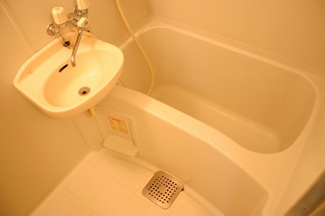 レオパレスシプレの浴室|コンパクトで使いやすいお風呂です