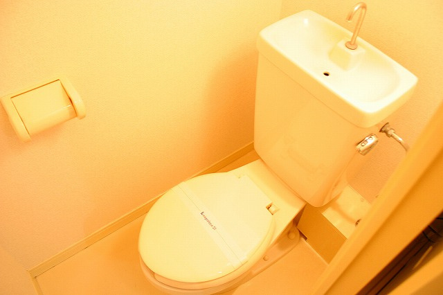 レオパレスシプレのトイレ|ゆったりとした空間のトイレです