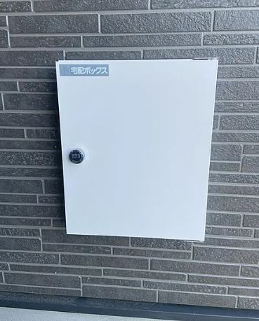 【中古】坂戸市にっさい花みず木築浅中古住宅の玄関|宅配ボックスです！