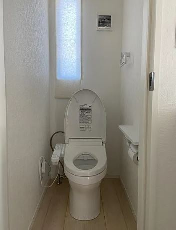 【中古】坂戸市にっさい花みず木築浅中古住宅のトイレ|落ち着いたトイレです