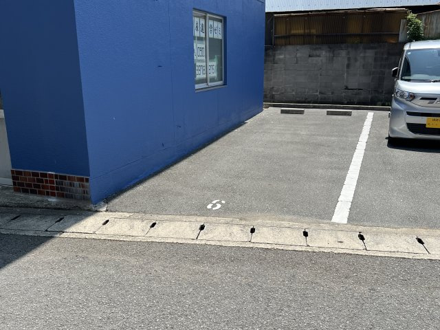 MISTRAL手柄山平和公園前IIの駐車場