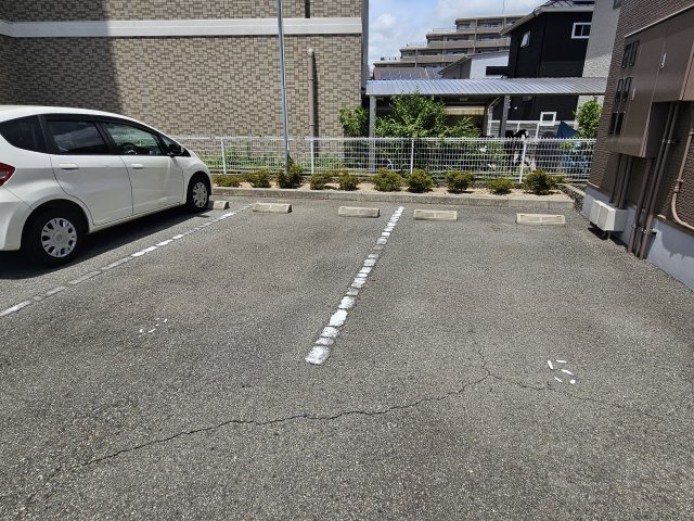 コルナスコートA棟の駐車場