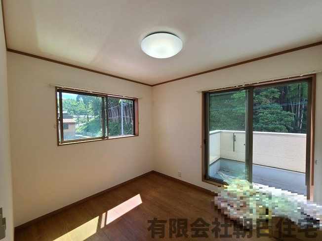 【洋室】 | 東出雲町揖屋築浅戸建 | ベランダ付きの洋室です