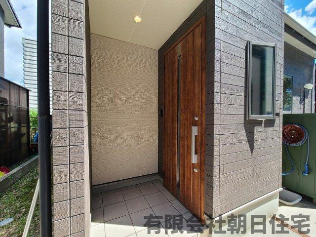 【玄関】 | 東出雲町揖屋築浅戸建 | 自動で照明がつきます。