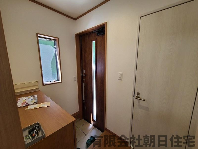 【玄関】 | 東出雲町揖屋築浅戸建 | 窓があり明るい玄関です