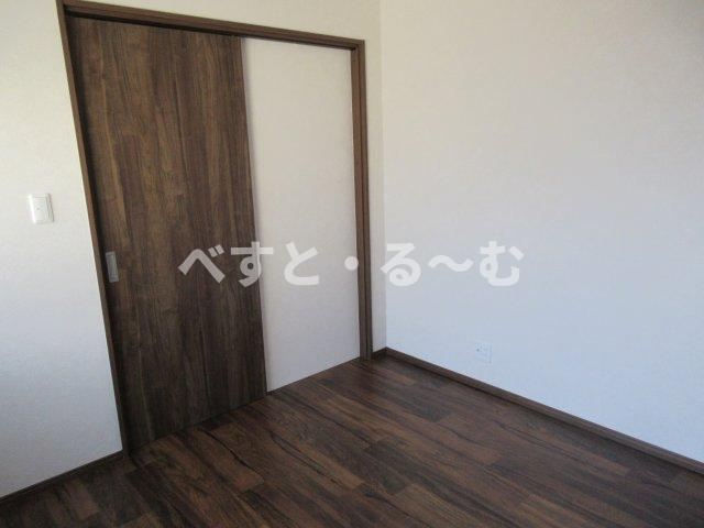 白水平屋の寝室