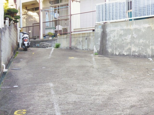 塩屋グリーンハイツ1の駐車場