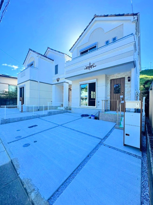 【駐車場】 | ♢♦竹山二丁目新築戸建全2棟2号棟♦♢ | ◆ゆったりとした駐車スペースを確保いたしましたので、お車2台駐車できます。自転車やバイクなど、ゆとりのある敷地で置き場所に困ることはないでしょう。