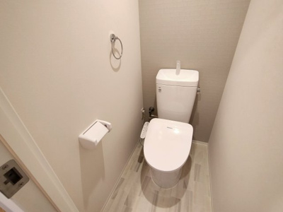 【トイレ】 | 鶴見緑地コーポ | トイレには温水洗浄便座が完備！快適にお使いいただけます。